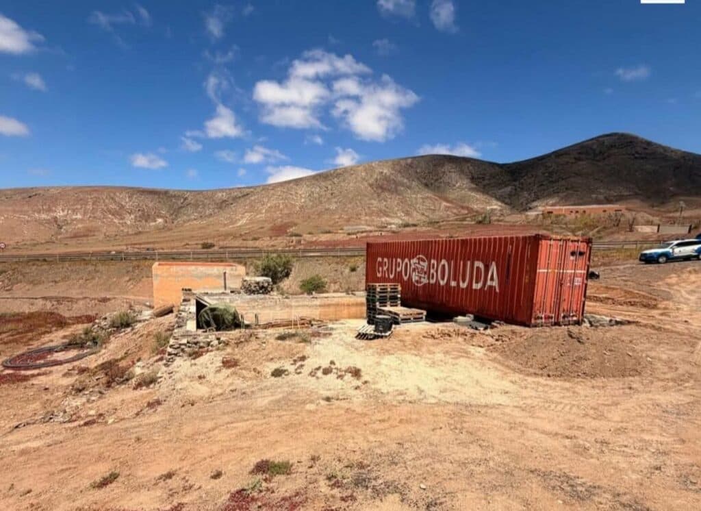 La Policía Local precinta un contenedor instalado ilegalmente en un espacio natural de Ampuyenta