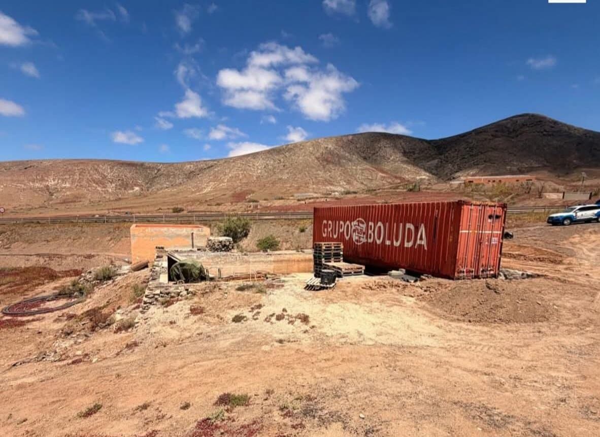 La Policía Local precinta un contenedor instalado ilegalmente en un espacio natural de Ampuyenta