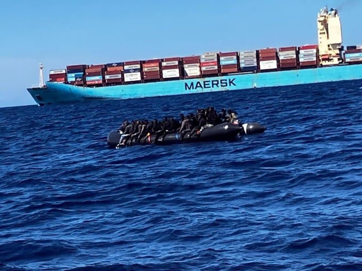 Salvamento Marítimo rescata a 60 inmigrantes, entre ellos un niño, en aguas al sureste de Fuerteventura