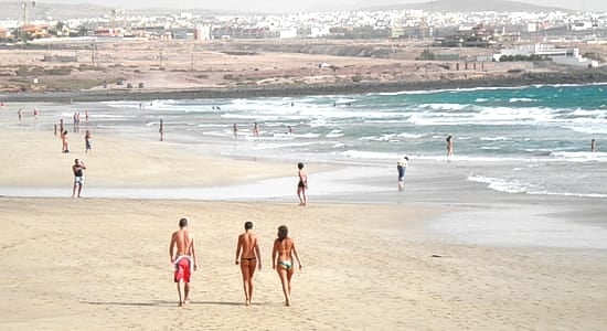 Canarias se rebela y permitirá quitarse la mascarilla en la playa