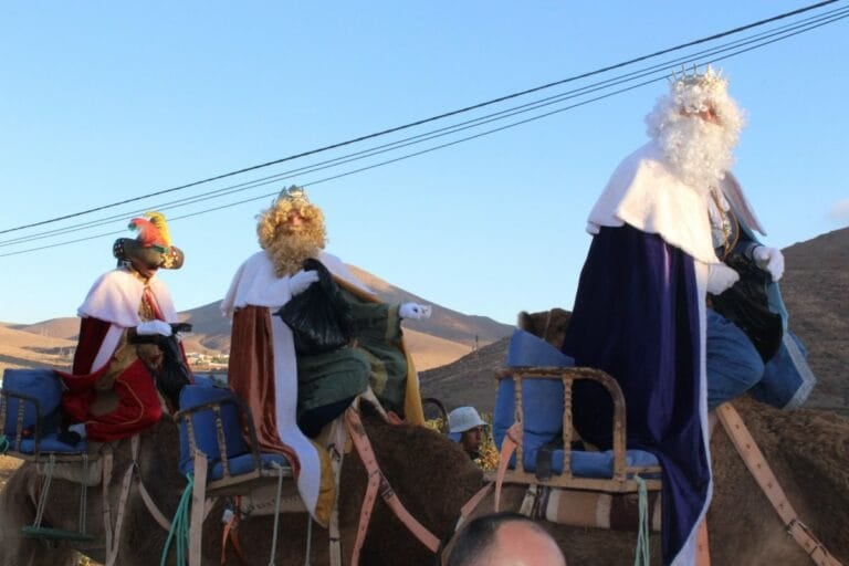 Los Reyes Magos llegan al municipio de Tuineje para llenar las calles de ilusión