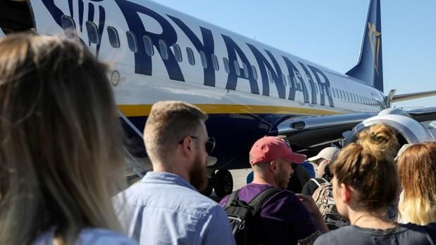 Ryanair multará con 500 euros a los pasajeros conflictivos tras un incidente en un vuelo entre Lanzarote y Santiago