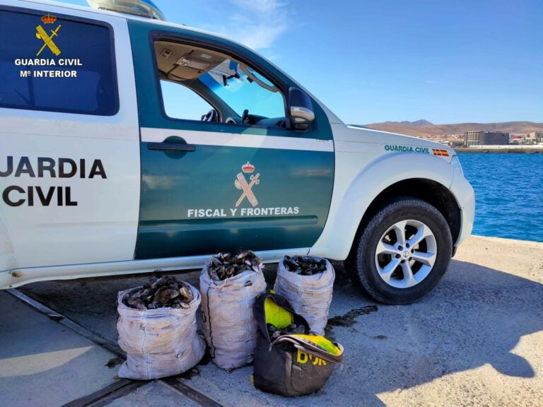 Denuncian a tres personas por capturar 128 Kg de mejillones en Fuerteventura