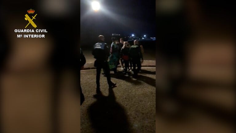 Sancionados 17 turistas por hacer botellón en una playa de La Oliva