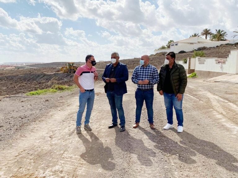 Recebe y acondicionamiento de las pistas de tierra de Playa Blanca y Rosa de La Monja