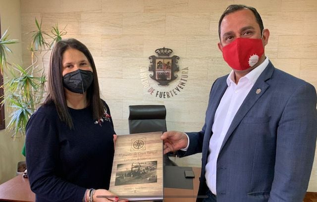 Acosta entrega a Hernández un libro conmemorativo del centenario del puerto de Gran Tarajal