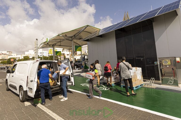 BP Muelle Chico dona tres palés de alimentos a Majoreros Solidarios