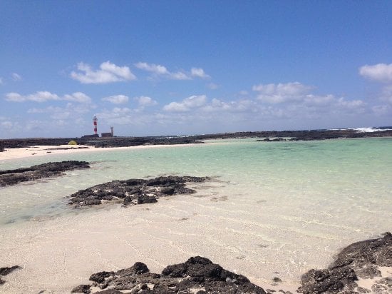 Un varón herido al caer en una zona de rocas de difícil acceso en El Cotillo