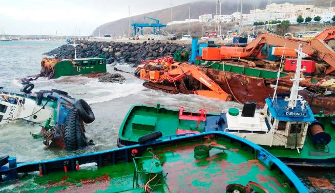 Puertos Canarios sancionará al armador y consignataria de los pontones hundidos en Gran Tarajal en 2018