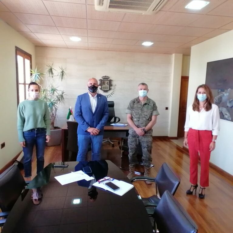 El coronel Guevara del RIL Soria 9 se presenta ante el nuevo grupo de gobierno del Cabildo