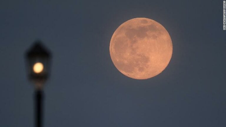 La luna llena más grande del año, visible este martes desde Fuerteventura