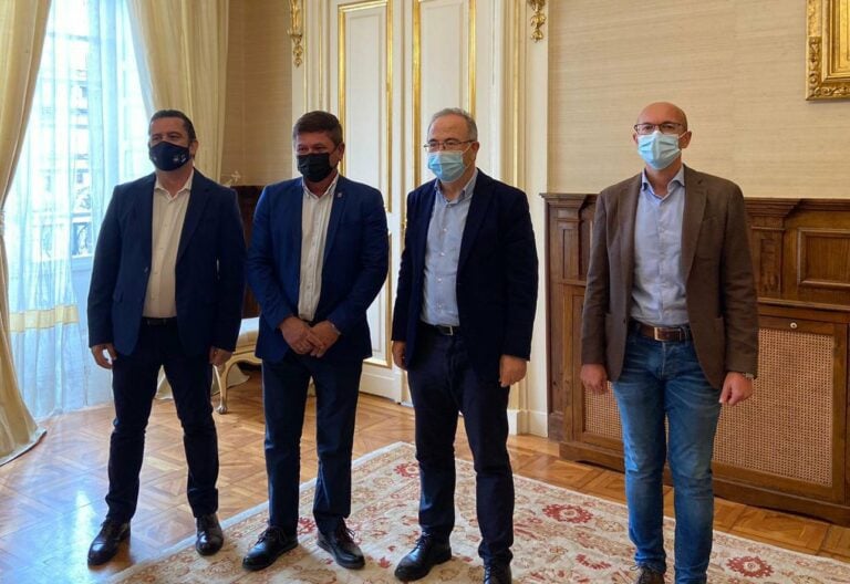 Pedro Armas comparte estrategias turísticas con los alcaldes de Santiago y Vigo