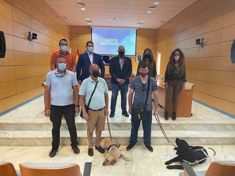 El Cabildo acoge la presentación de los nuevos perros guía de la ONCE