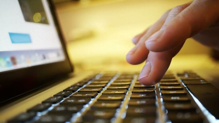 Detenido al contactar con una menor canaria por redes y obligarla a mandar vídeos sexuales