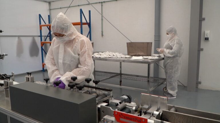 Lavandería El Cardón ‘a toda máquina’: Producen 180.000 mascarillas al día