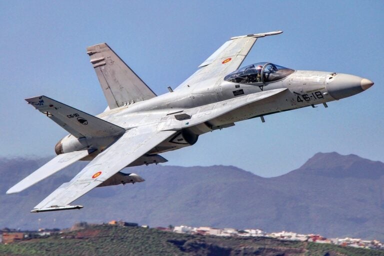 Cazas del ejército del aire se entrenan sobre las aguas del Atlántico