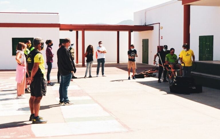 Una veintena de personas aprenden a manejar sillas joëlette adaptadas para senderismo