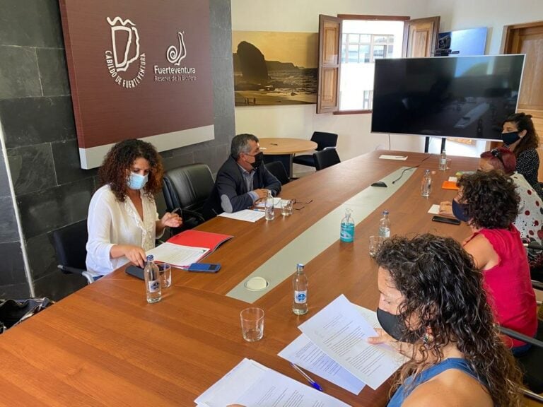 Cabildo y Artesanos ‘hacen piña’ para impulsar este sector clave para la identidad majorera