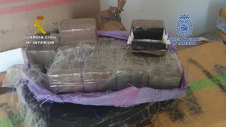 Interceptada una patera en el litoral de Lanzarote con 32 inmigrantes y 263 kilos de hachís