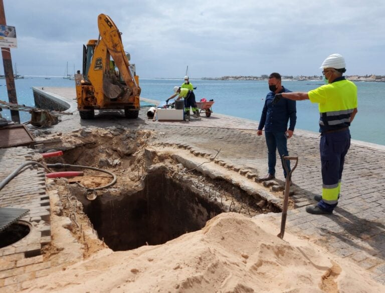 Continúan las mejoras de saneamiento en la zona del muellito de Corralejo