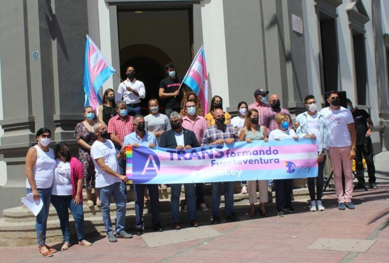 Izado de la bandera LGTBI+ en el Cabildo