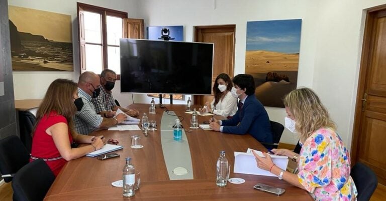 Cabildo y la ZEC acuerdan acciones para promocionar sus ventajas fiscales entre las empresas de la Isla