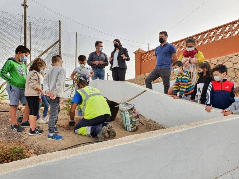 Los escolares del municipio de Tuineje participan en la plantación de árboles frutales