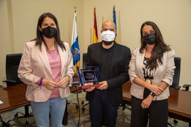 Tuineje recibe al timplista Althay Páez y reconoce su trayectoria musical