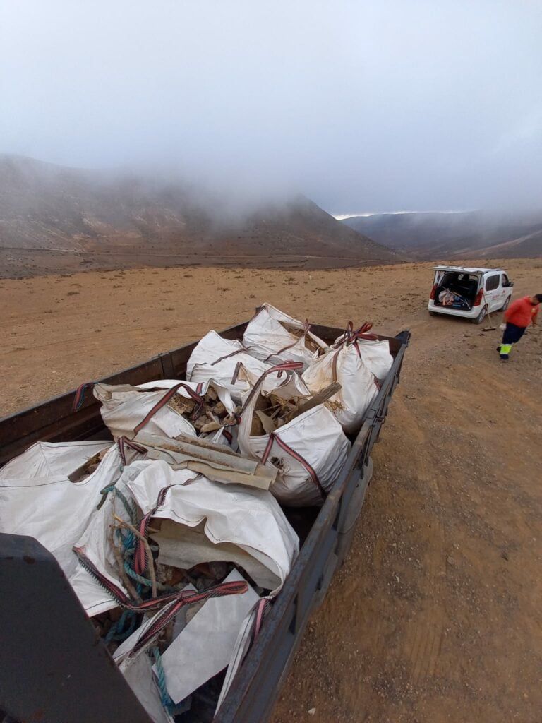 La Oliva retira escombros tirados en las montañas de Vallebrón y Tababaire