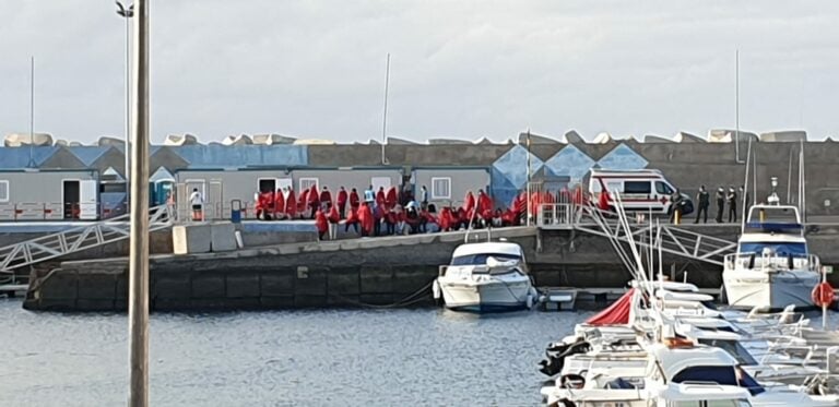 Rescatan a 56 inmigrantes en riesgo de volcar con rumbo a Fuerteventura