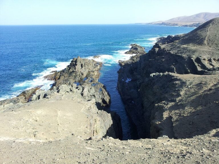 La cueva de Punta Caletones fue usada para el marisqueo y como lugar de enterramiento