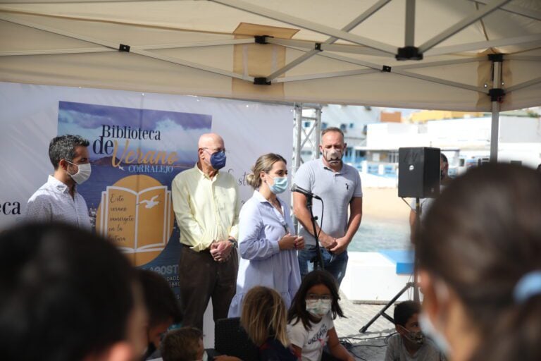 La Oliva invita a sumergirse en la lectura a través de la Biblioteca de Verano de Corralejo