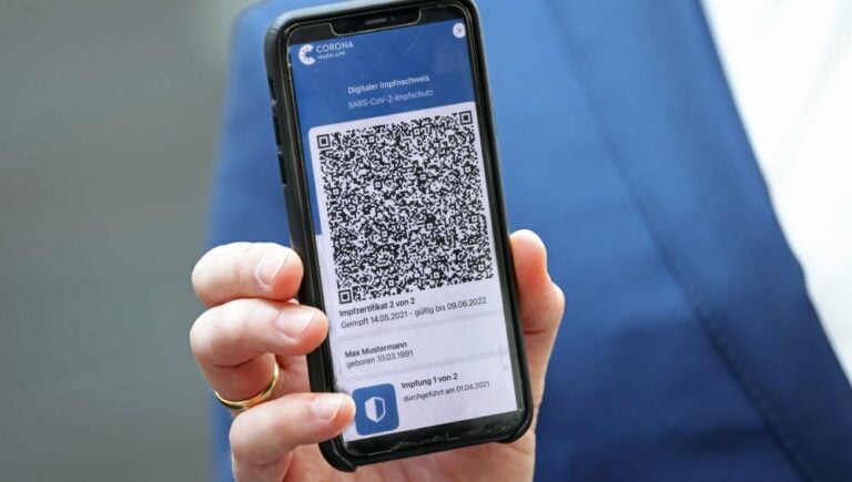 Canarias estrena el certificado covid para acceder al interior de bares y restaurantes