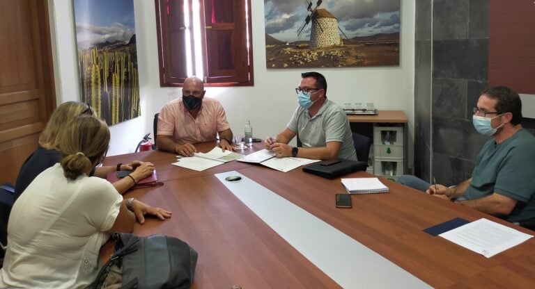 El Cabildo apoya el proyecto de la futura granja avícola de Adisfuer