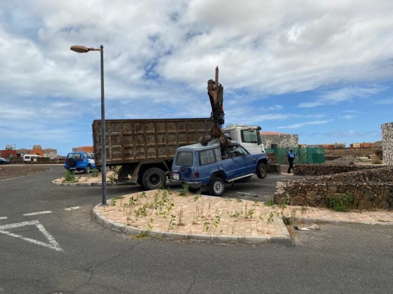 La Policía Local de La Oliva retira 115 vehículos abandonados de la vía pública