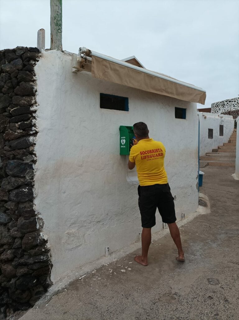 El Ayuntamiento de La Oliva instala un desfibrilador en la Isla de Lobos