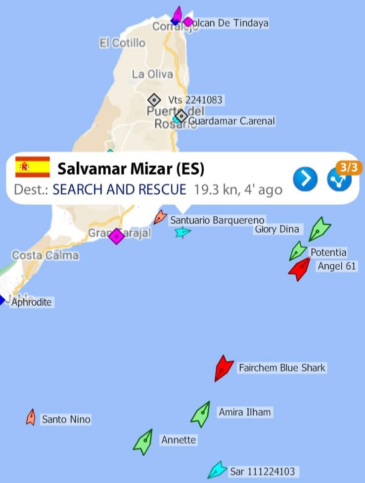Trasladan a medio centenar de migrantes al muelle de la capital