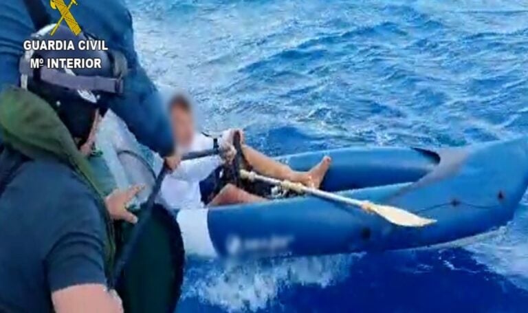 La Guardia Civil rescata al usuario de un kayak a la deriva en la costa de Fuerteventura