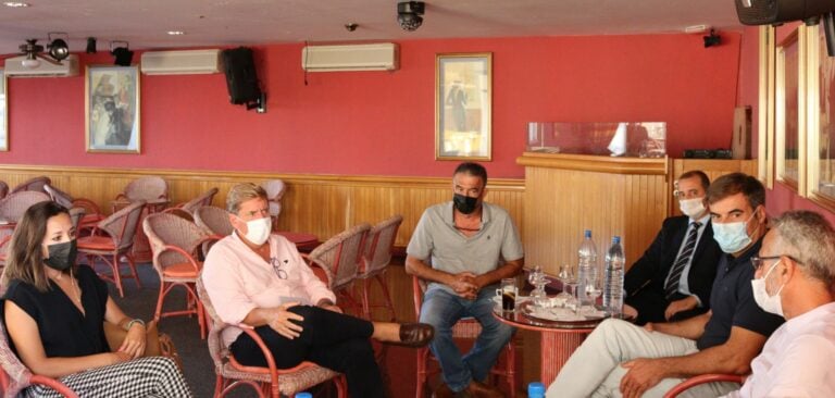 El eurodiputado popular Gabriel Mato se reúne con los trabajadores del Oliva Beach