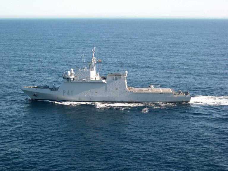 Un buque de la Armada hará labores de vigilancia en aguas de Canarias