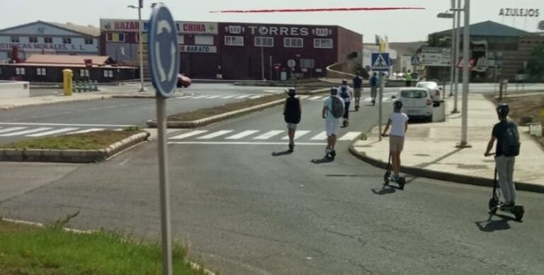 Los policías locales se ven desbordados para sancionar a los patinetes