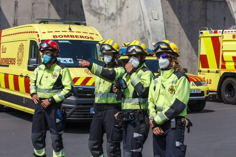 Regresa el primer dispositivo de bomberos desplazado a La Palma
