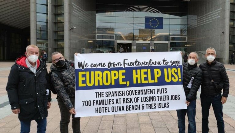 Trabajadores del Oliva Beach y Tres Islas cuentan su situación en el Parlamento Europeo