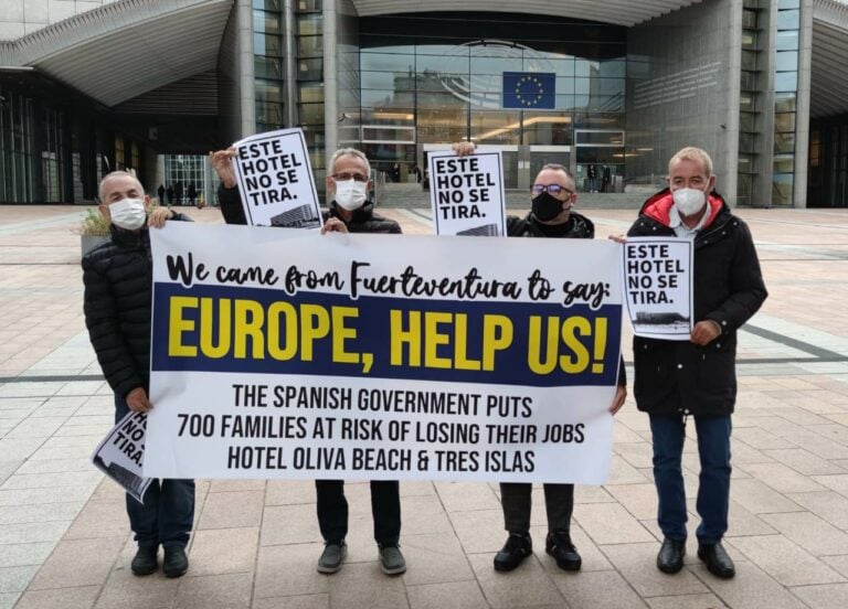 Los trabajadores del Oliva Beach y el Tres Islas consiguen el apoyo del Parlamento Europeo