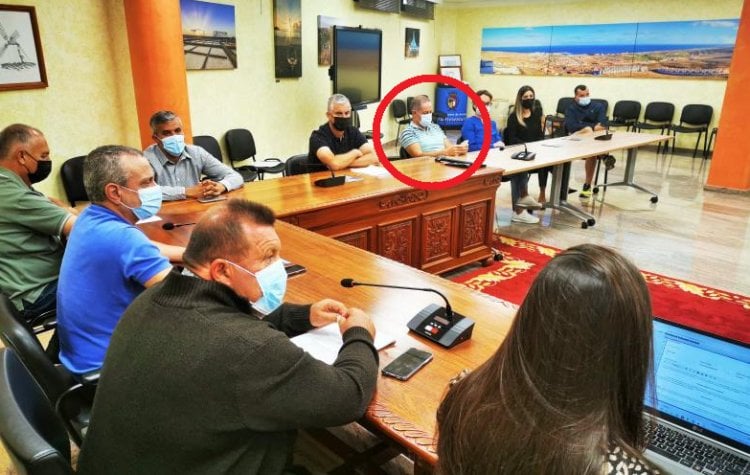 Críticas por el pasotismo de Gustavo Berriel (PP) en la votación de la rebaja de impuestos en Antigua