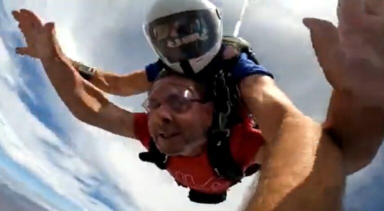 Manuel Saavedra, a 200 km por hora y en caída libre