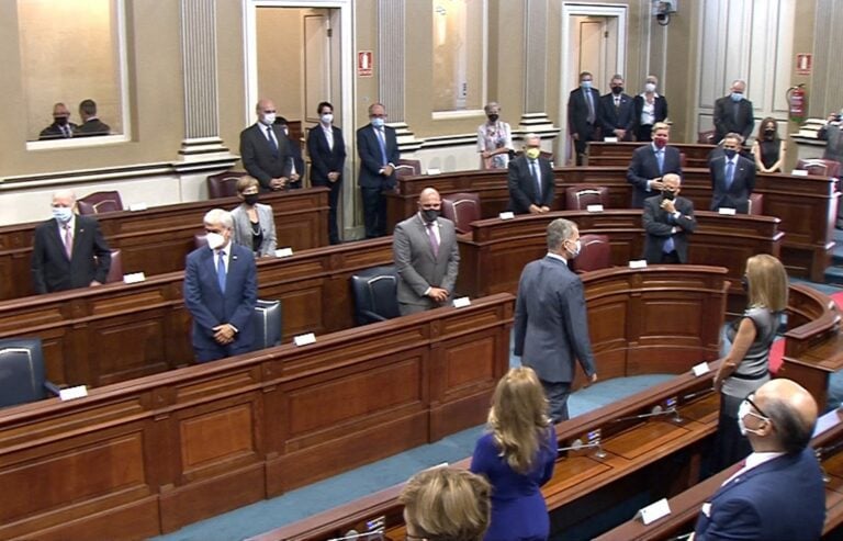El presidente insular acude al acto de entrega de la Medalla de Oro al Parlamento autonómico