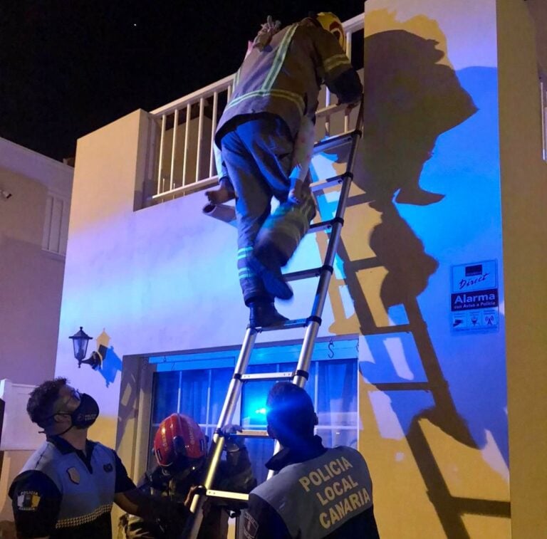 Rescatados tres miembros de una familia por un incendio en su vivienda de Gran Tarajal