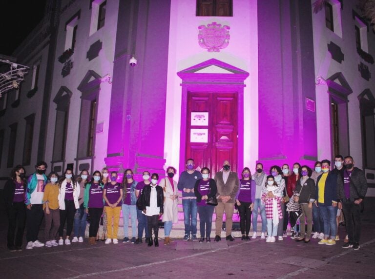El Cabildo se ilumina por el Día Internacional de la Eliminación de la Violencia Contra la Mujer