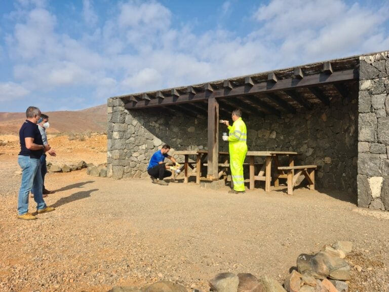 El Cabildo rehabilita las zonas de descanso de la red insular de senderos